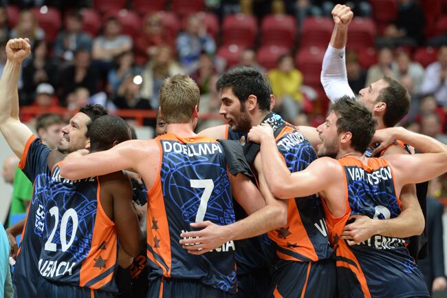 Баскетболисты Валенсии радуются победе в финальном матче Кубка Европы 2013/2014