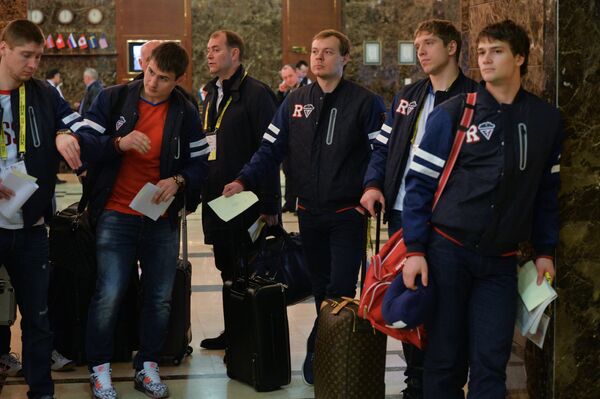 Хоккеисты сборной России по хоккею в холле Президент-отеля в Минске