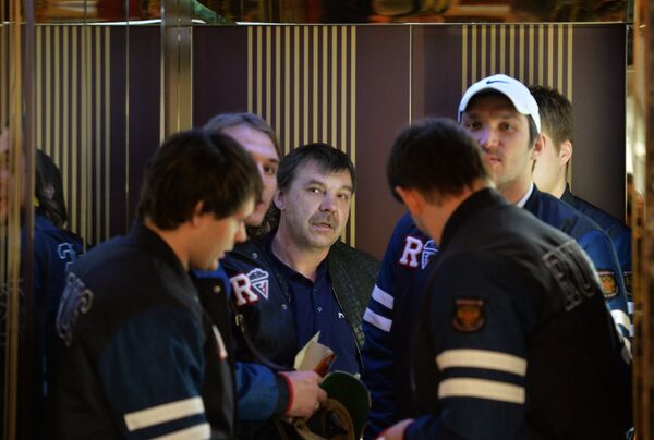 Главный тренер сборной России по хоккею Олег Знарок (в центре) в лифте Президент-отеля в Минске