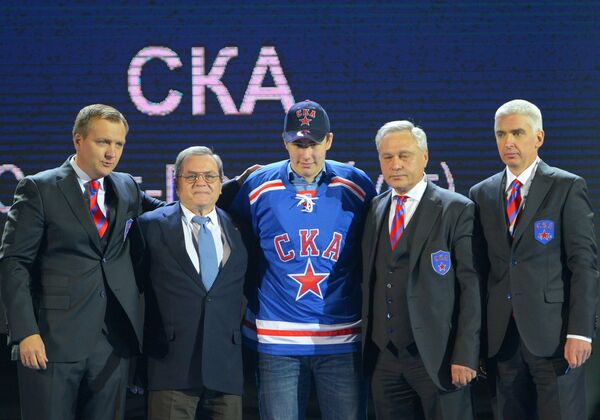 Спортивный директор ХК СКА Андрей Точицкий, вице-президент КХЛ по хоккейным операциям Владимир Шалаев (слева направо) и хоккеист Егор Рыков (в центре)