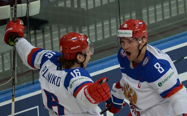Хоккеисты сборной России Сергей Плотников (слева) и Александр Овечкин
