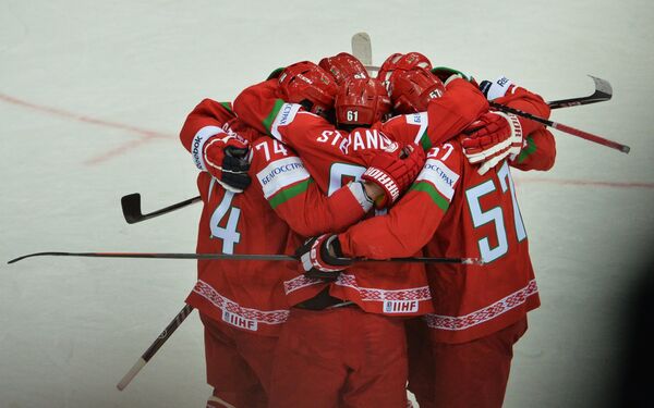 Игроки сборной Белоруссии радуются забитому голу