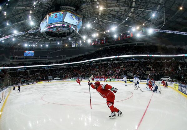 Хоккеист сборной Белоруссии Андрей Степанов радуется заброшенной шайбе на чемпионате мира