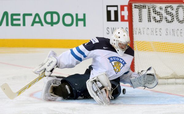 Вратарь сборной Финляндии Микко Коскинен пропускает гол в свои ворота