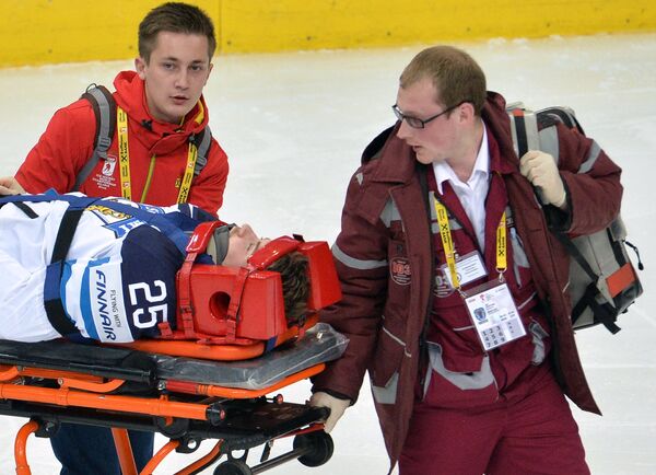 Медики оказывают первую помощь игроку сборной Финляндии Пекке Йормакку