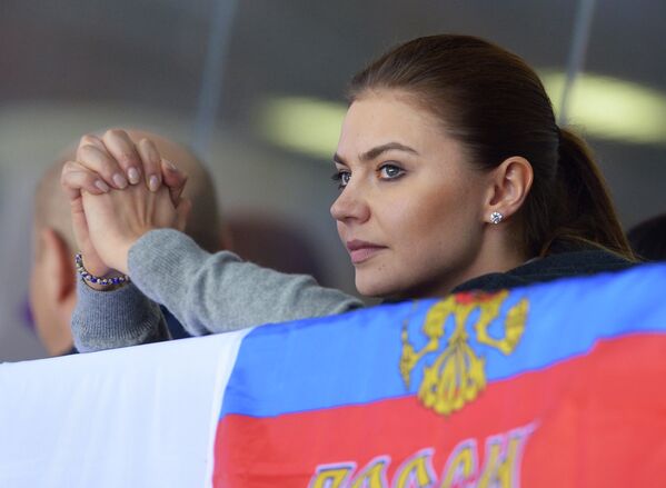 Алина Кабаева наблюдает за ходом игры в матче группового этапа между сборными командами России и Словакии