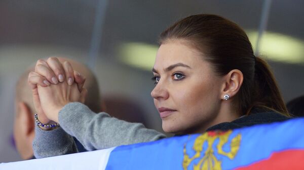 Алина Кабаева наблюдает за ходом игры в матче группового этапа между сборными командами России и Словакии