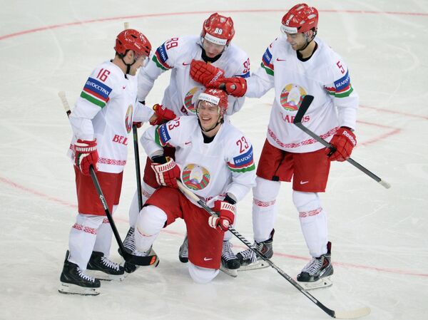 Хоккеисты сборной Белоруссии радуются забитому голу в ворота швейцарцев