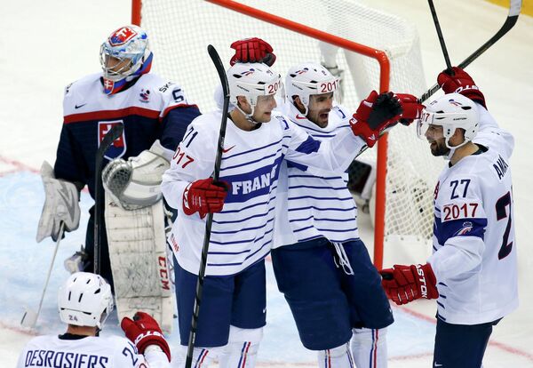 Хоккеисты сборной Франции радуются заброшенной шайбе Баптиста Амара в ворота словаков