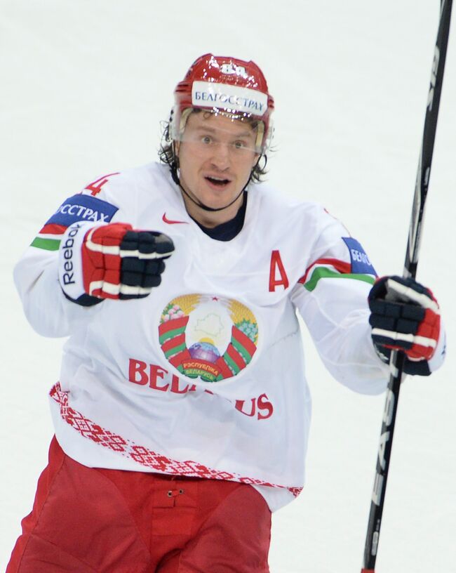 Нападающий сборной Белоруссии Михаил Грабовский радуется забитому голу