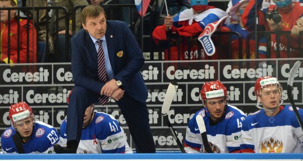 Главный тренер сборной России Олег Знарок (второй слева) наблюдает за ходом игры