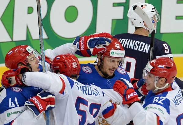 Хоккеисты сборной России радуются забитому голу в ворота сборной США