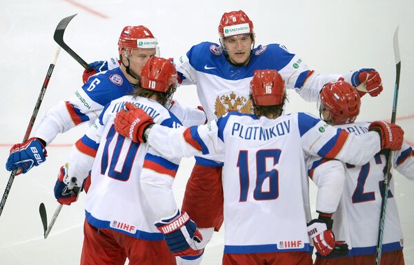 Хоккеисты сборной России радуются забитому голу в ворота американских хоккеистов