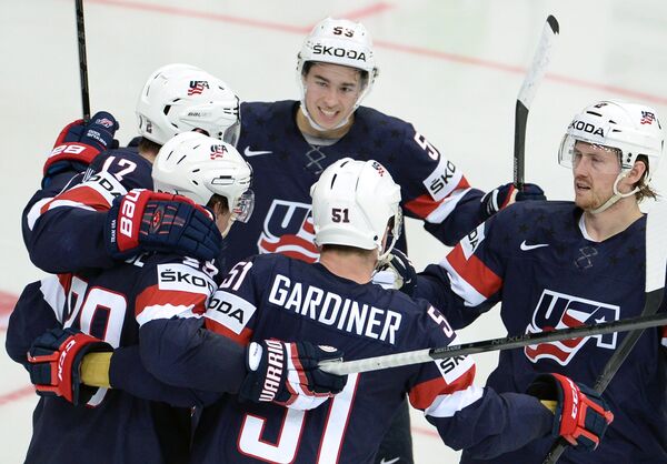 Хоккеисты сборной США радуются забитому голу