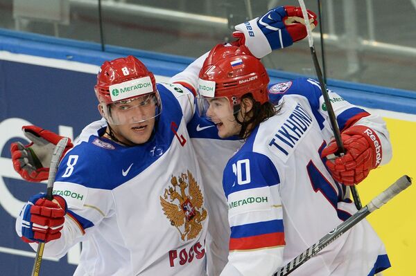 Хоккеисты сборной России Александр Овечкин (слева) и Виктор Тихонов радуются забитому голу