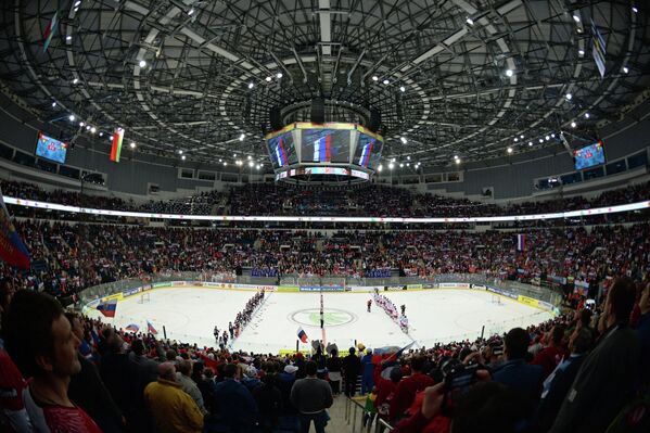 Хоккеисты сборной России и сборной США перед началом матча на Минск-Арене