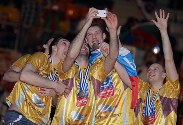 Игроки волейбольного клуба Белогорье делают селфи после победы в Лиге чемпионов