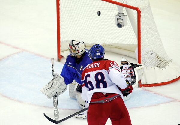 Нападающий сборной Чехии Яромир Ягр забрасывает шайбу в ворота итальянских хоккеистов