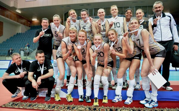 Игроки ВК Омичка с бронзовыми медалями по окончании матча за третье место женской волейбольной Суперлиги