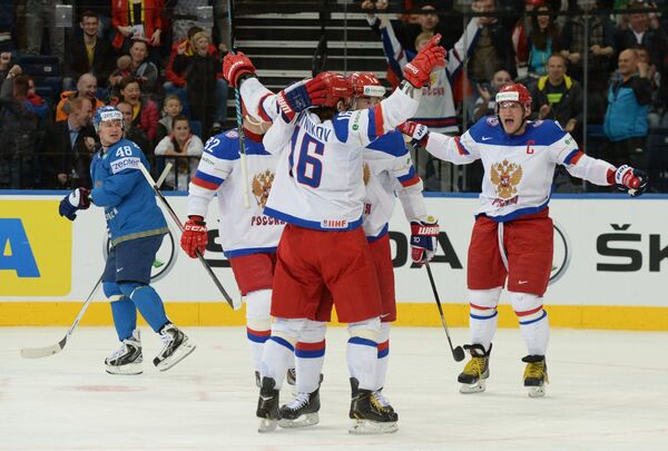 Хоккеисты сборной России радуются шайбе, забитой в ворота сборной Казахстана