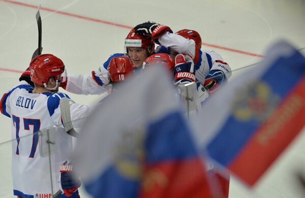 Хоккеисты сборной России радуются шайбе, забитой в ворота сборной Казахстана
