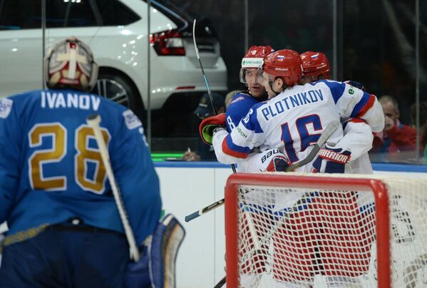 Хоккеисты сборной России радуются забитой шайбе в ворота Казахстана