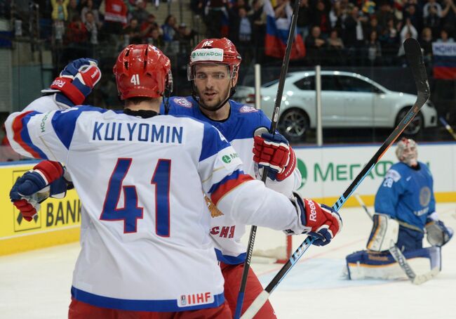 Хоккеисты сборной России Николай Кулемин и Артём Анисимов (слева направо)