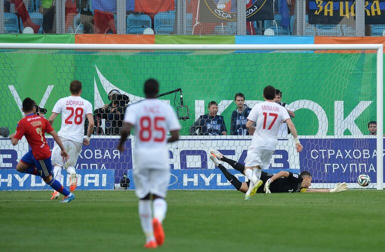 Полузащитник ЦСКА Зоран Тошич (слева) забивает гол в ворота голкипера Локомотива Маринато Гильерме Полузащитник ЦСКА Зоран Тошич (слева) забивает гол в ворота голкипера Локомотива Маринато Гильерме