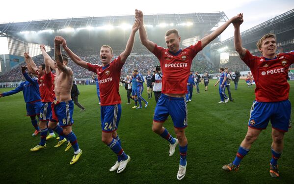 Футболисты ЦСКА радуются победе в матче 30-го тура чемпионата России по футболу