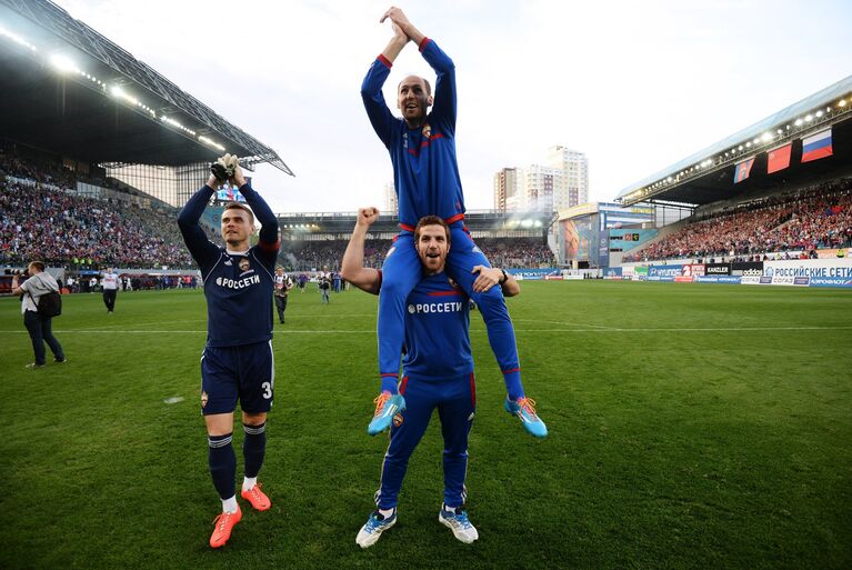 Вратарь ЦСКА Игорь Акинфеев (слева) и игрок ЦСКА Элвер Рахимич (справа) радуются победе в матче 30-го тура чемпионата России по футболу Вратарь ЦСКА Игорь Акинфеев (слева) и игрок ЦСКА Элвер Рахимич (справа) радуются победе в матче 30-го тура чемпионата России по футболу