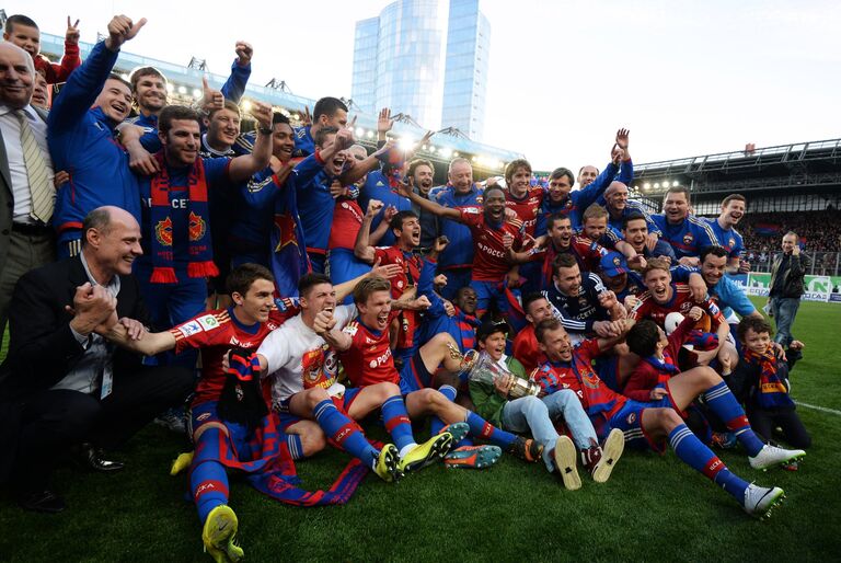 Футболисты ЦСКА с кубком чемпионата России по футболу Футболисты ЦСКА с кубком чемпионата России по футболу