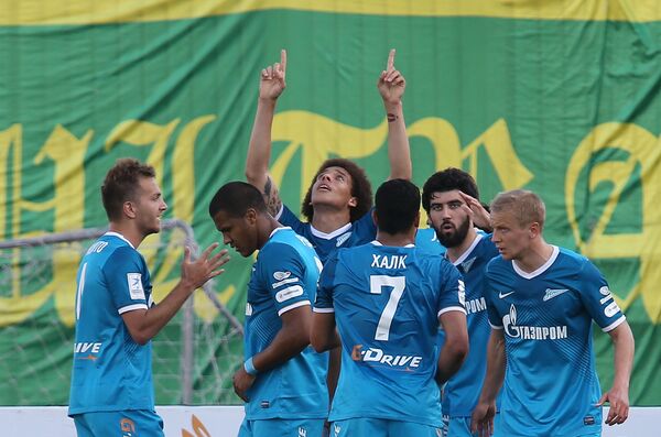 Футболисты Зенита радуются забитому голу в матче 30-го тура чемпионата России по футболу
