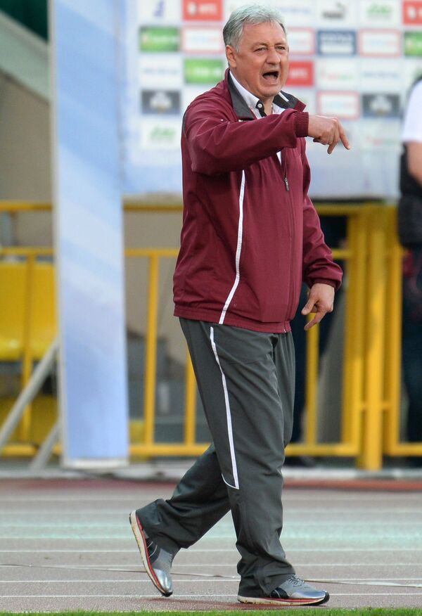 Главный тренер Рубина Ринат Билялетдинов наблюдает за ходом игры
