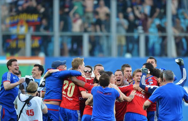 Футболисты ЦСКА и тренерский штаб радуются победе в матче 30-го тура чемпионата России по футболу