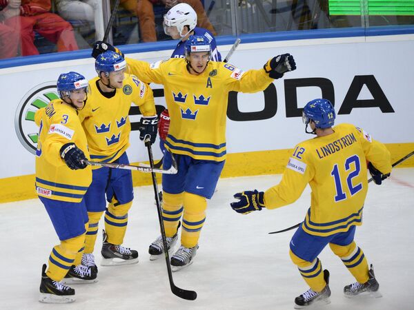 Хоккеисты сборной Швеции радуются забитому голу