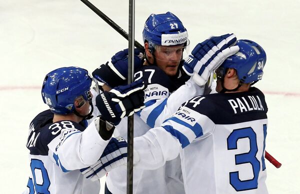 Хоккеисты сборной Финляндии радуются заброшенной шайбе Петри Контиолы