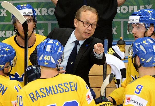 Главный тренер сборной Швеции Пер Мортс (в центре) дает указания игрокам