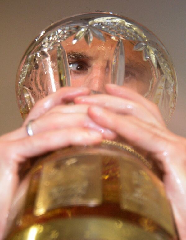 Алан Дзагоев с кубком чемпионата России по футболу