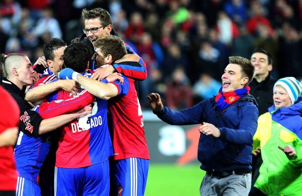 Футболисты Базеля радуются вместе с болельщиками победе в чемпионате Швейцарии