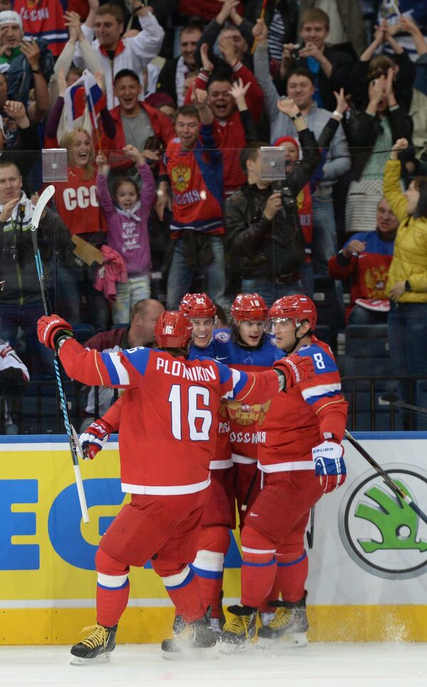 Хоккеисты сборной России радуются забитому голу