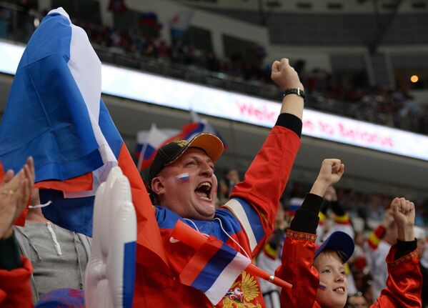 Болельщики сборной России в матче группового раунда чемпионата мира по хоккею