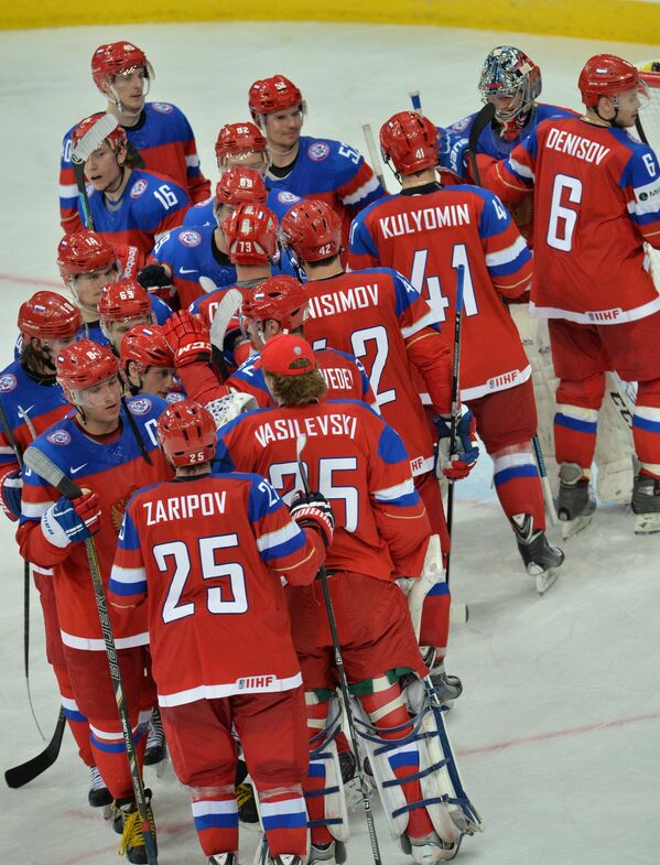 Хоккеисты сборной России радуются победе