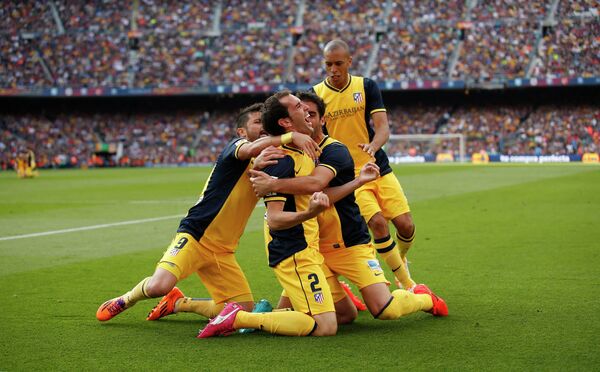 Футболисты мадридского Атлетико радуются победе в чемпионате Испании