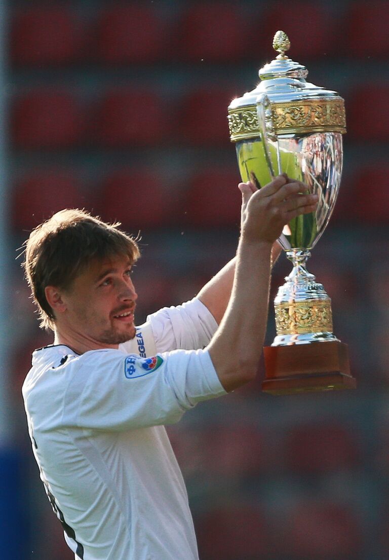 Защитник Торпедо Дмитрий Айдов с кубком за третье место в чемпионате России среди команд Первого дивизиона