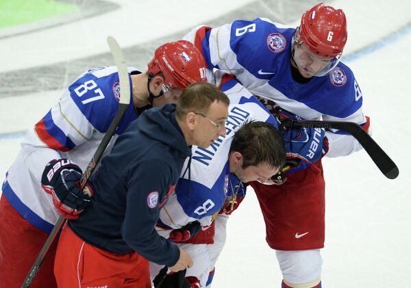 Форвард сборной России Александр Овечкин (в центре) после получения травмы