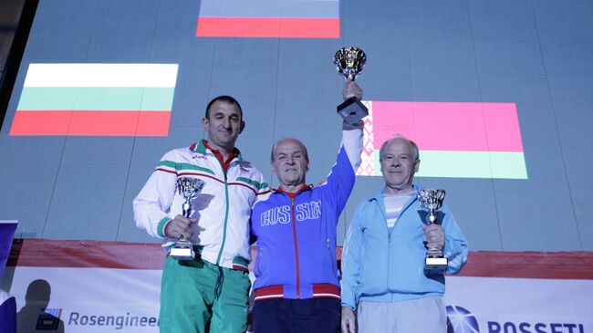 Старший тренер женской сборной России по самбо Юрий Борисочкин (в центре)