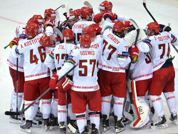Хоккеисты сборной Белоруссии радуются победе