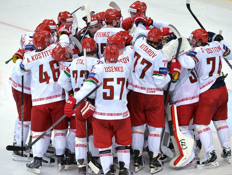 Хоккеисты сборной Белоруссии радуются победе