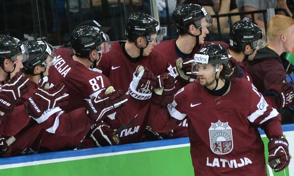 Хоккеисты сборной Латвии радуются забитому голу