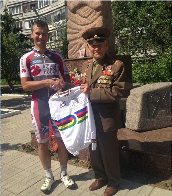 Велогонщик Иван Ковалев отдал призовые деньги ветерану ВОВ